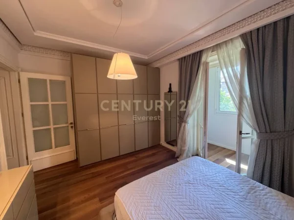 Tirane, jepet me qera apartament 1+1+Aneks+Ballkon Kati 2, 75 m² 700 € (Shkolla e Kuqe)