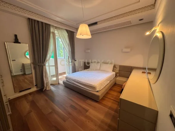 Tirane, jepet me qera apartament 1+1+Aneks+Ballkon Kati 2, 75 m² 700 € (Shkolla e Kuqe)