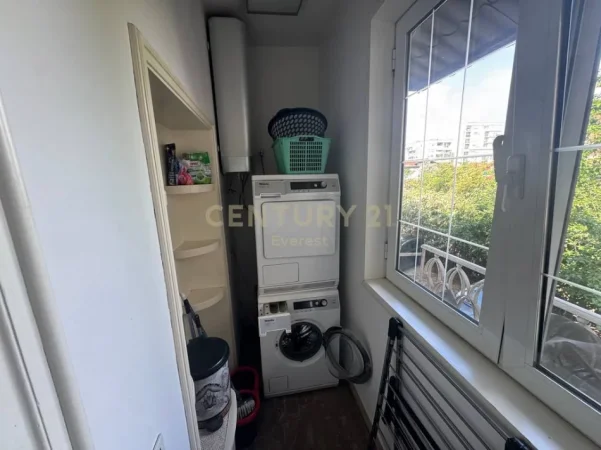 Tirane, jepet me qera apartament 1+1+Aneks+Ballkon Kati 2, 75 m² 700 € (Shkolla e Kuqe)