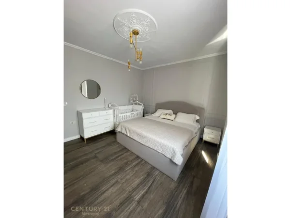 Tirane, jepet me qera apartament 2+1+Aneks+Ballkon Kati 7, 80 m² 1.000 € 