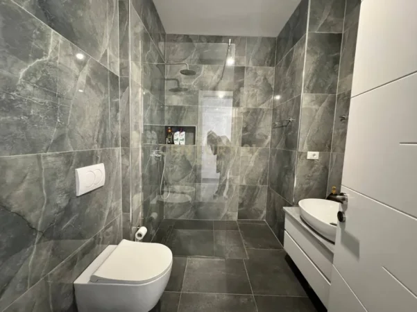 Tirane, jepet me qera apartament 1+1+Aneks+Ballkon Kati 2, 75 m² 700 € 