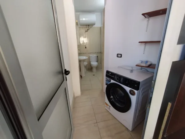 Tirane, jepet me qera apartament 2+1+Ballkon Kati 5, 100 m² 500 € (xhamllik)