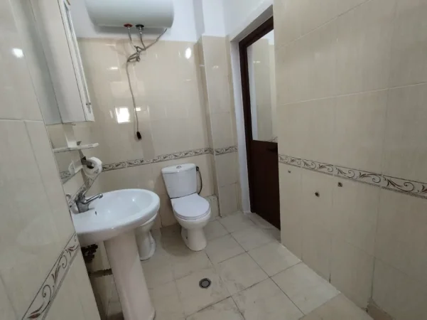 Tirane, jepet me qera apartament 2+1+Ballkon Kati 5, 100 m² 500 € (xhamllik)