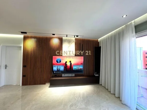 Tirane, jepet me qera apartament 2+1+Aneks+Ballkon Kati 6, 105 m² 750 € 