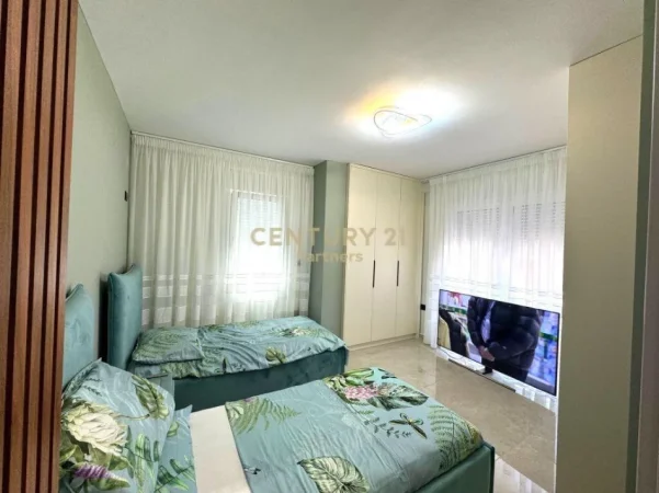 Tirane, jepet me qera apartament 2+1+Aneks+Ballkon Kati 6, 105 m² 750 € 