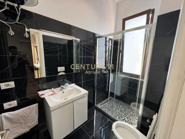 Tirane, jepet me qera apartament 1+1+Aneks+Ballkon Kati 7, 75 m² 650 € 