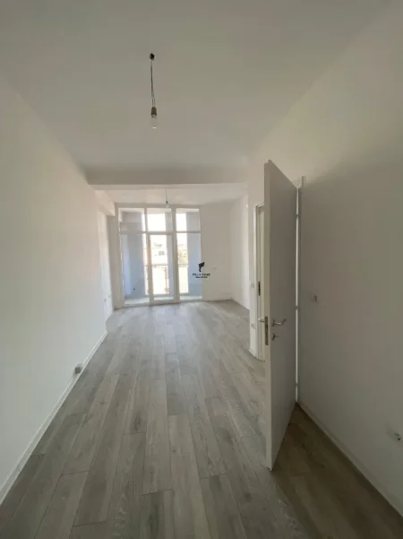 Tirane, jepet me qera zyre Kati 6, 72 m² 700 € (KOMUNA E PARISIT)
