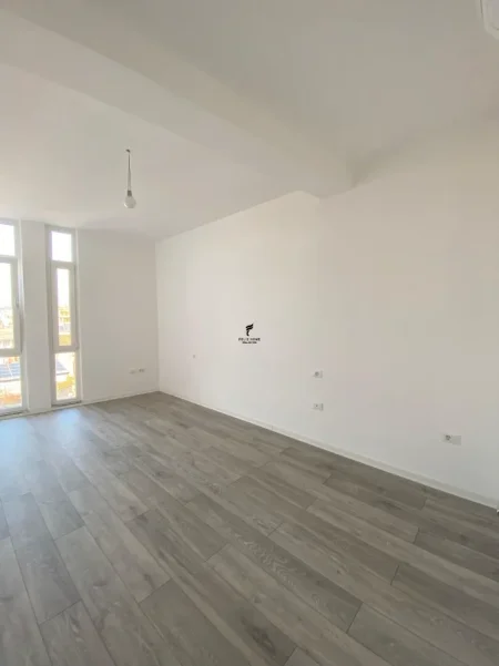 Tirane, jepet me qera zyre Kati 6, 72 m² 700 € (KOMUNA E PARISIT)
