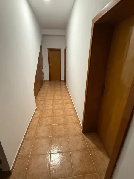 Tirane, jepet me qera apartament 1+1 Kati 1, 70 m² 500 € (5 Maji)