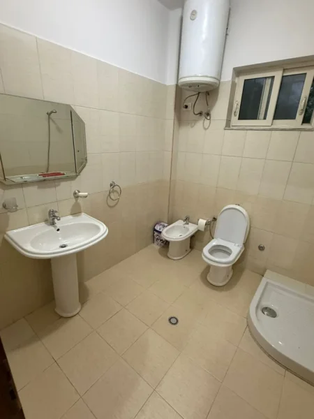 Tirane, jepet me qera apartament 1+1 Kati 1, 70 m² 500 € (5 Maji)
