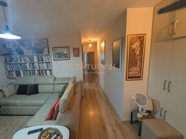 Tirane, shitet apartament 2+1 Kati 1, 80 m² (ish fusha aviaconit)