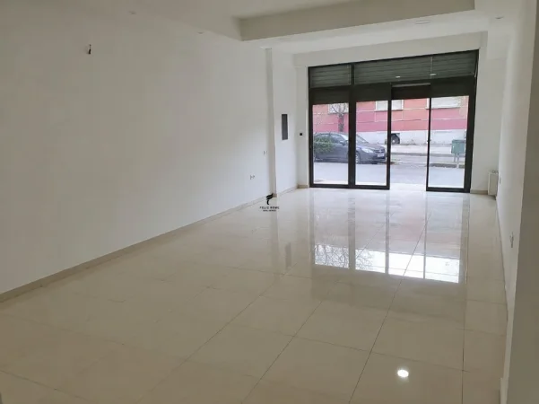 Tirane, jepet me qera dyqan Kati 0, 83 m² 1.300 € (KINOSTUDIO)