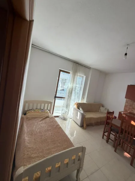 Tirane, jepet me qera apartament 1+1 Kati 3, 70 m² 400 € (Karburant Kastrati ne Xhamllik)