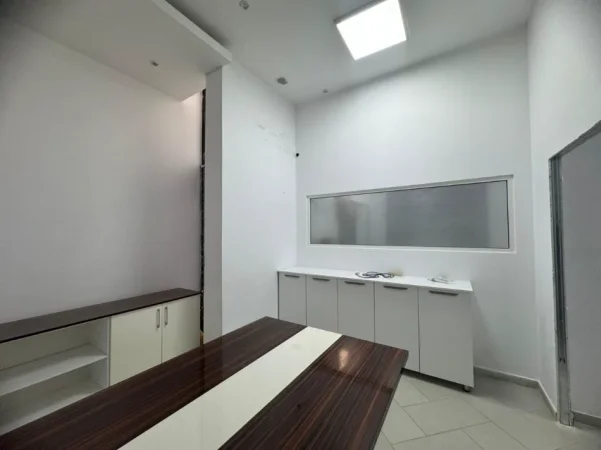 Tirane, jepet me qera ambjent biznesi Kati 0, 67 m² 450 € (Astir)