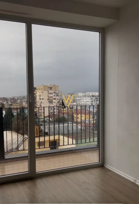 Tirane, jepet me qera zyre Kati 6, 65 m² 450 € (PAZARI I RI)