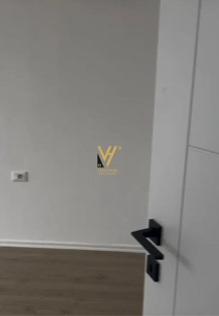 Tirane, jepet me qera zyre Kati 6, 65 m² 450 € (PAZARI I RI)