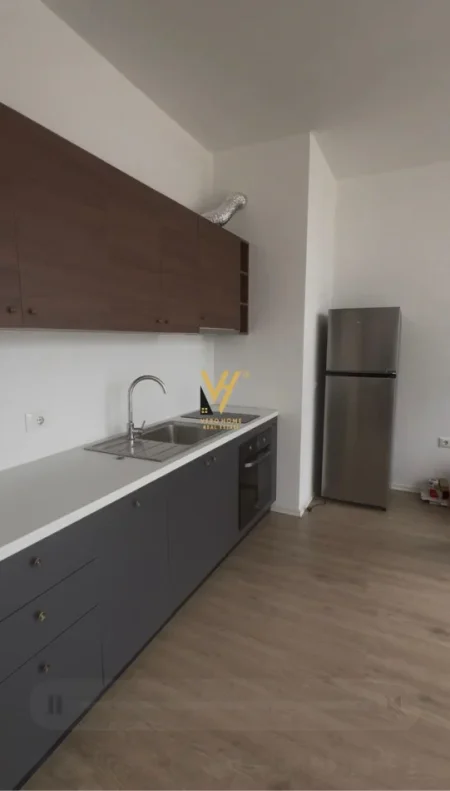 Tirane, jepet me qera zyre Kati 6, 65 m² 450 € (PAZARI I RI)