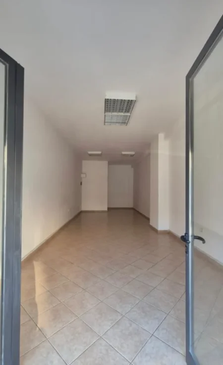 Tirane, jepet me qera dyqan Kati 0, 44 m² 400 € (TODI SHKURTI)