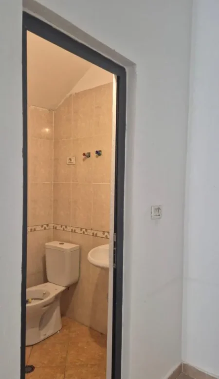 Tirane, jepet me qera dyqan Kati 0, 44 m² 400 € (TODI SHKURTI)
