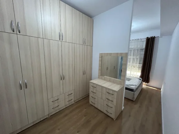 Tirane, jepet me qera apartament 2+1 Kati 4, 500 € (Ali Demi)