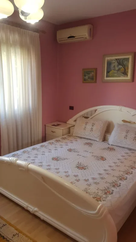 Tirane, jepet me qera apartament 2+1+Ballkon Kati 1, 90 m² 700 € (Rruga Hamid Shijaku)