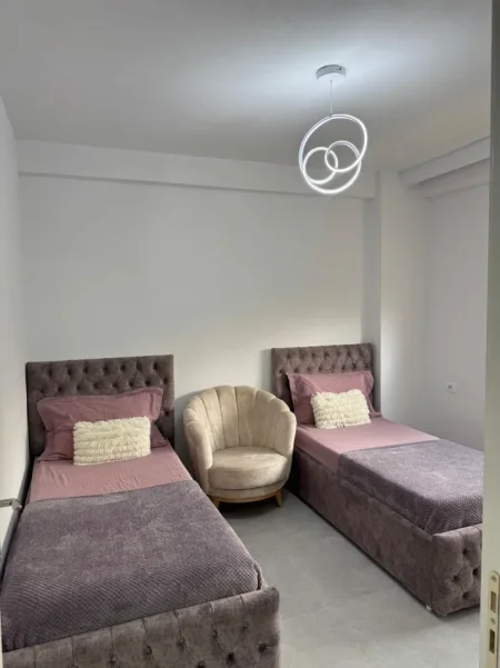 Tirane, jepet me qera apartament 2+1+Aneks+Ballkon Kati 2, 100 m² 450 € (fresku)