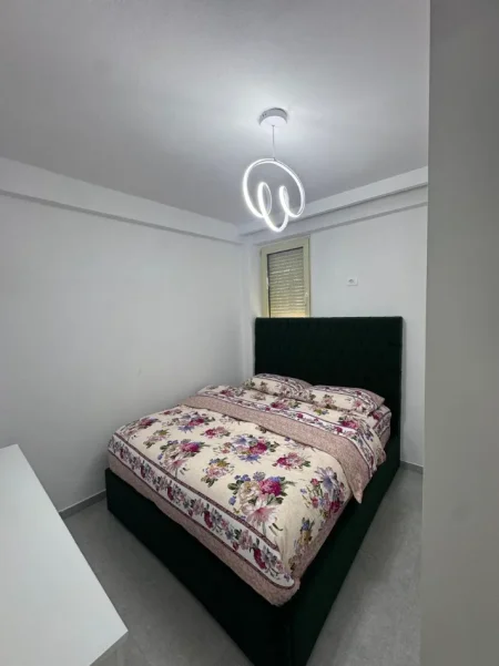 Tirane, jepet me qera apartament 2+1+Aneks+Ballkon Kati 2, 100 m² 450 € (fresku)