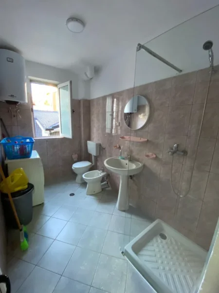 Tirane, jepet me qera apartament 2+1 Kati 4, 100 m² 700 € (Myslym Shyri)