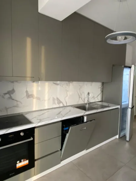 Tirane, jepet me qera apartament 2+1 Kati 9, 110 m² 650 € (medreseja)