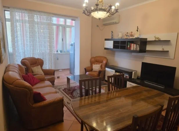 Tirane, jepet me qera apartament 2+1 Kati 5, 80 m² 650 € (Rruga Fortuzi)