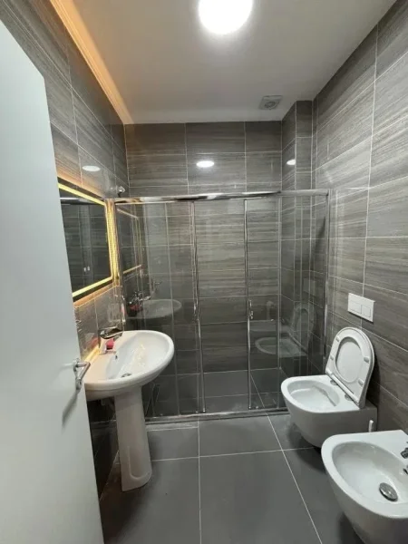 Tirane, jepet me qera apartament 1+1 Kati 0, 60 m² 550 € (KODRA E DIELLIT)