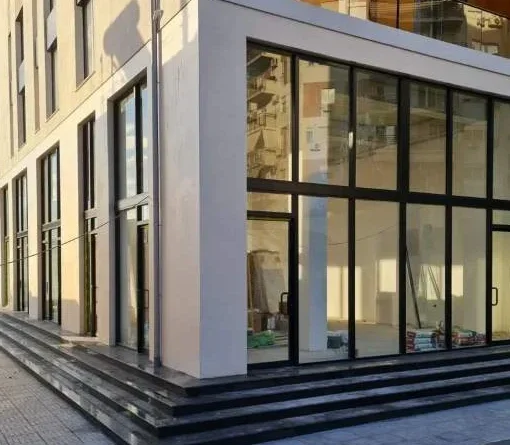 Tirane, jepet me qera ambjent biznesi Kati 0, 230 m² 3.000 € (ish parku autobusave)