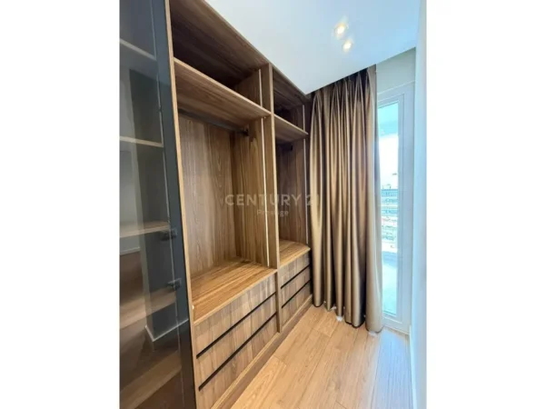 Tirane, jepet me qera apartament 2+1+Aneks+Ballkon Kati 9, 120 m² 2.000 € (Blloku)