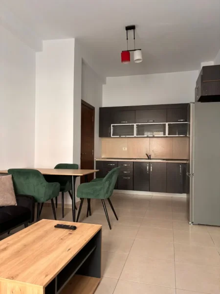 Tirane, jepet me qera apartament 2+1+Ballkon Kati 1, 99 m² 500 € (Ne fillim te bulevardit Migjeni,Astir)