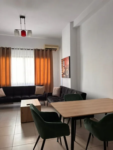 Tirane, jepet me qera apartament 2+1+Ballkon Kati 1, 99 m² 500 € (Ne fillim te bulevardit Migjeni,Astir)