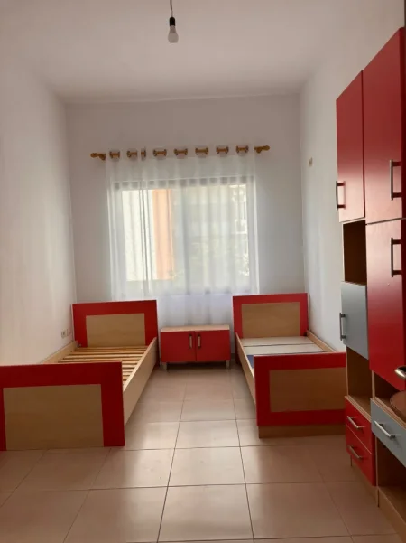 Tirane, jepet me qera apartament 2+1+Ballkon Kati 1, 99 m² 500 € (Ne fillim te bulevardit Migjeni,Astir)