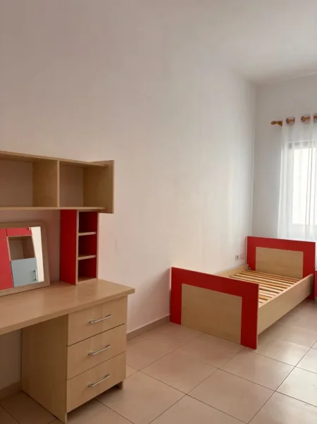 Tirane, jepet me qera apartament 2+1+Ballkon Kati 1, 99 m² 500 € (Ne fillim te bulevardit Migjeni,Astir)