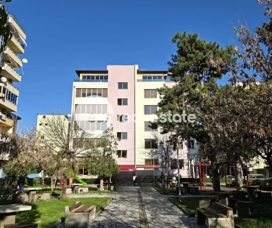 Shkoder, jepet me qera ambjent biznesi Kati 3, 60 m² (QENDER)