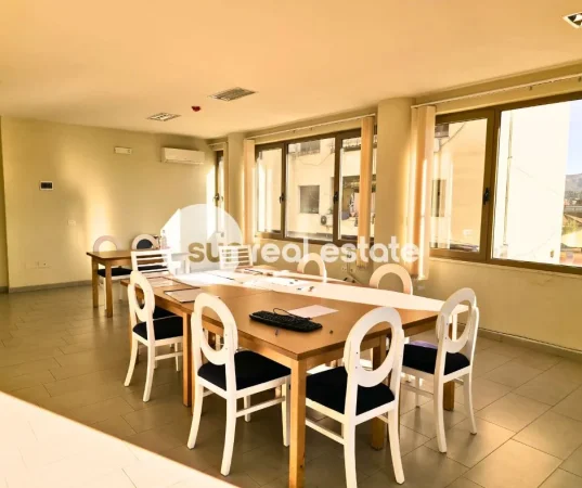 Shkoder, jepet me qera ambjent biznesi Kati 3, 60 m² (QENDER)