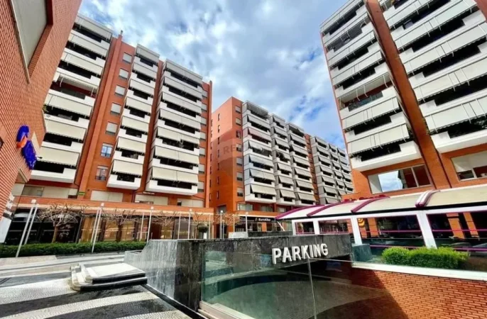 Tirane, jepet me qera ambjent biznesi Kati 3, 250 m² 2.500 € (Kompleksi Delijorgji)