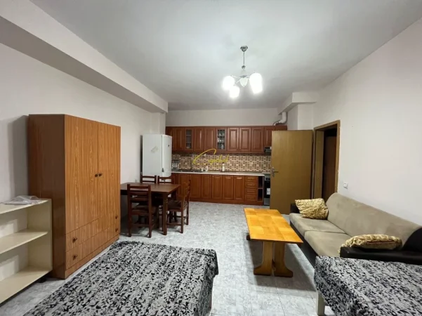 Tirane, jepet me qera garsonier 1+1 Kati 1, 75 m² 400 € (VASIL SHANTO)