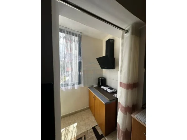 Tirane, jepet me qera apartament 1+1 Kati 3, 42 m² 450 € (Rruga e Elbasanit, Tiranë,)