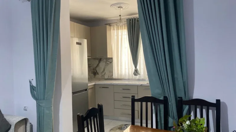 Tirane, jepet me qera apartament 1+1 Kati 1, 55 m² 500 € (Rruga e Dibrës)