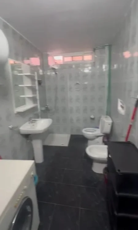 Tirane, jepet me qera apartament 1+1 Kati 1, 55 m² 500 € (Rruga e Dibrës)