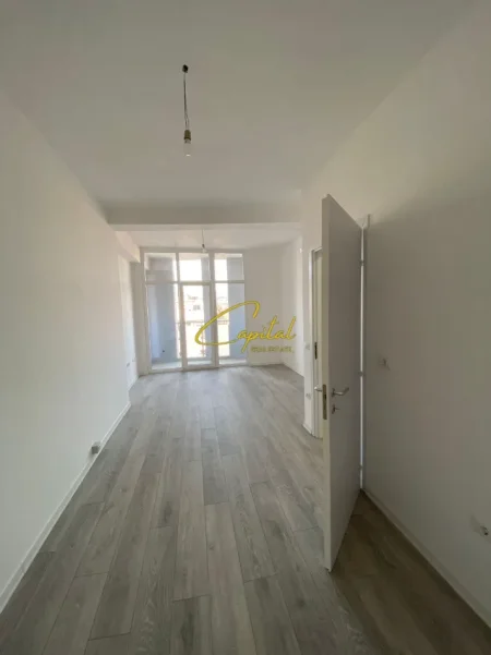Tirane, jepet me qera zyre Kati 6, 72 m² 700 € (KOMUNA E PARISIT)