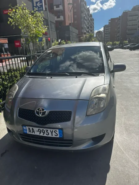 Tirane, shes Toyota yaris okazion Nafte, gri metalizato automatik Kondicioner 190.000 km 4.300 €