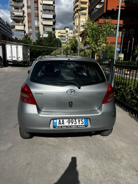 Tirane, shes Toyota yaris okazion Nafte, gri metalizato automatik Kondicioner 190.000 km 4.300 €