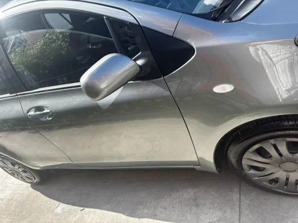 Tirane, shes Toyota yaris okazion Nafte, gri metalizato automatik Kondicioner 190.000 km 4.300 €