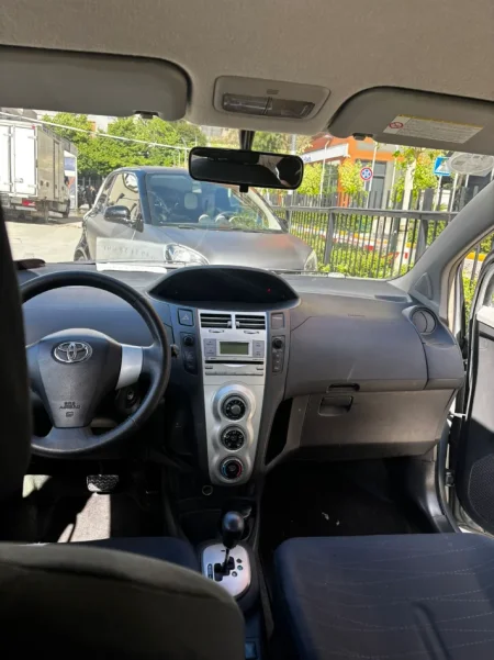 Tirane, shes Toyota yaris okazion Nafte, gri metalizato automatik Kondicioner 190.000 km 4.300 €