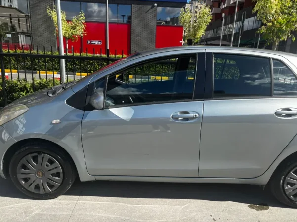 Tirane, shes Toyota yaris okazion Nafte, gri metalizato automatik Kondicioner 190.000 km 4.300 €